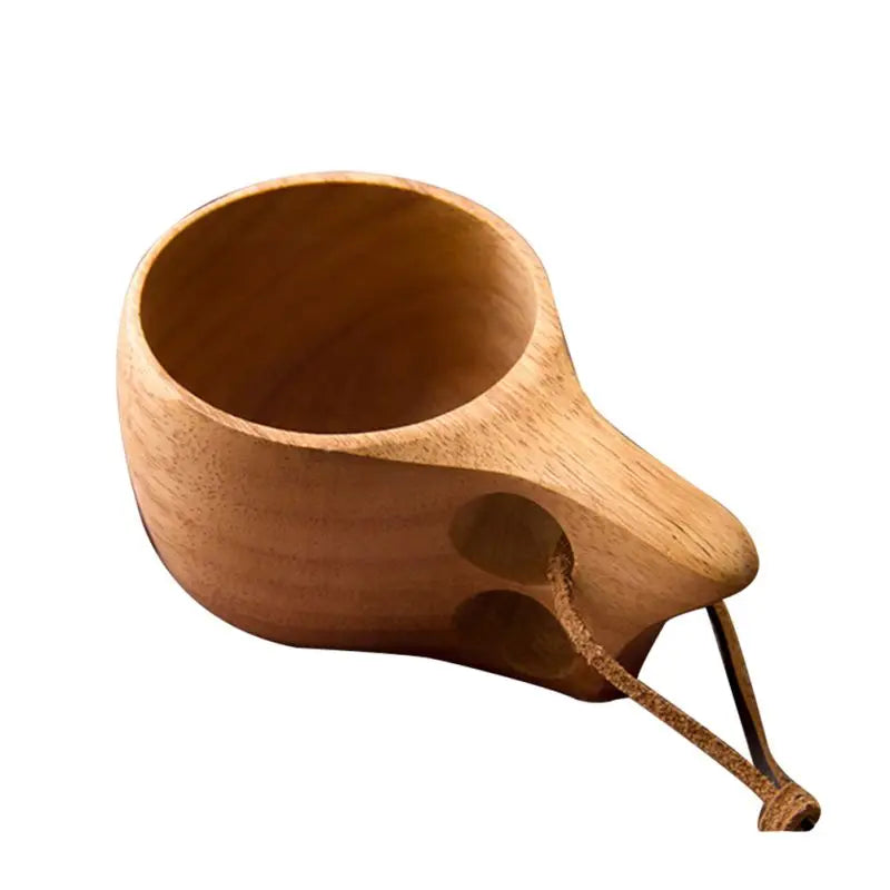 Taza artesanal escandinava de madera clara kuksa