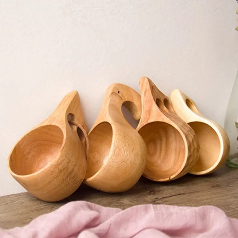 Taza artesanal escandinava de madera clara kuksa