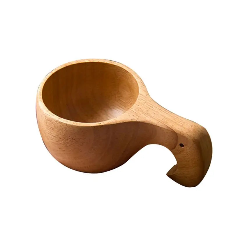 Taza artesanal escandinava de madera clara kuksa