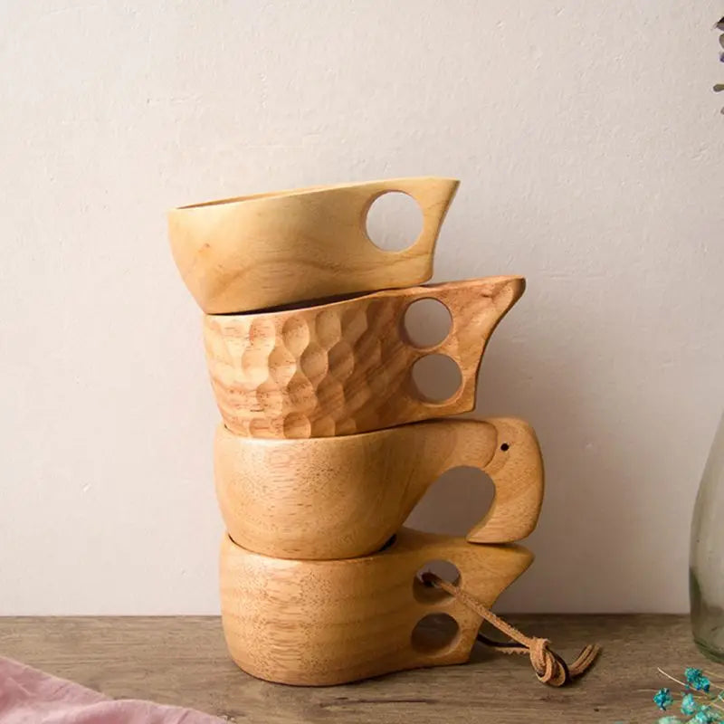 Taza artesanal escandinava de madera clara kuksa