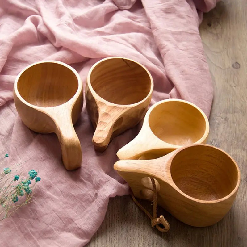 Taza artesanal escandinava de madera clara kuksa