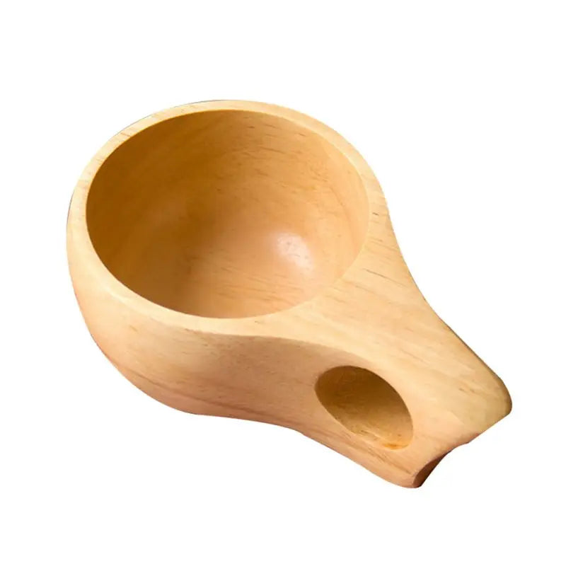 Taza artesanal escandinava de madera clara kuksa